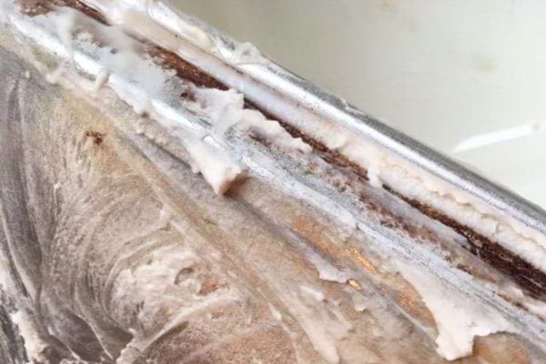 La pâte magique pour enlever la graisse brûlée sur les plaques de cuisson.