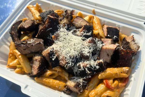 Pâtes crémeuses avec viande.