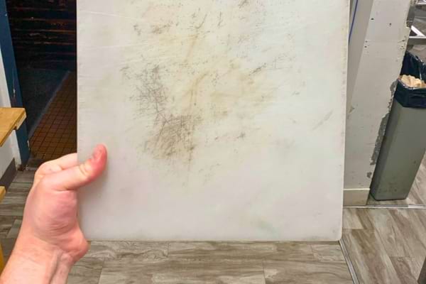 Une planche à découper IKEA qui est toute abîmée et avec des taches