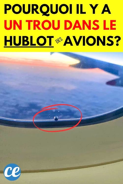 Un petit dans un hublot d'un avion qui vole dans le ciel
