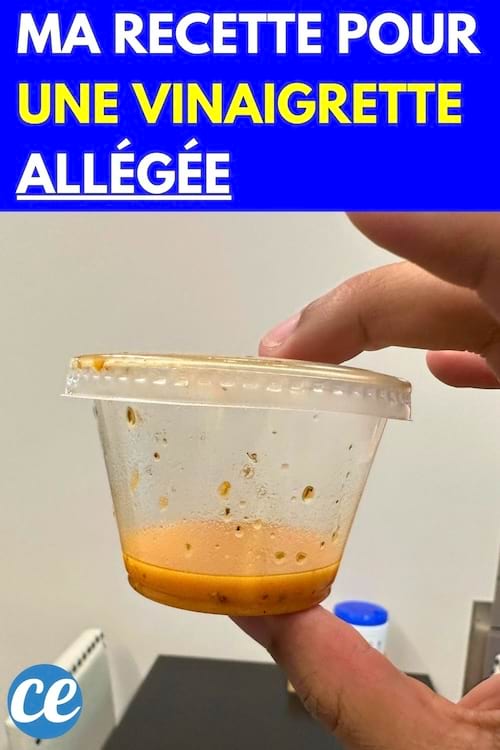 Un petit pot en plastique avec de la sauce à l'intérieur