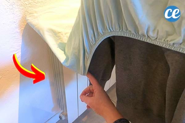Un drap par dessus le radiateur pour faire sécher le linge plus vite
