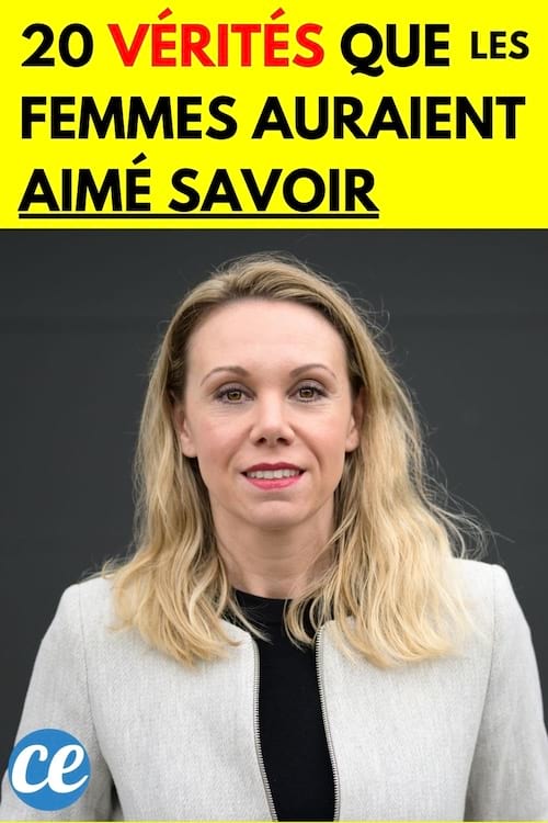 Femme blonde avec du rouge à lèvres qui sourit 