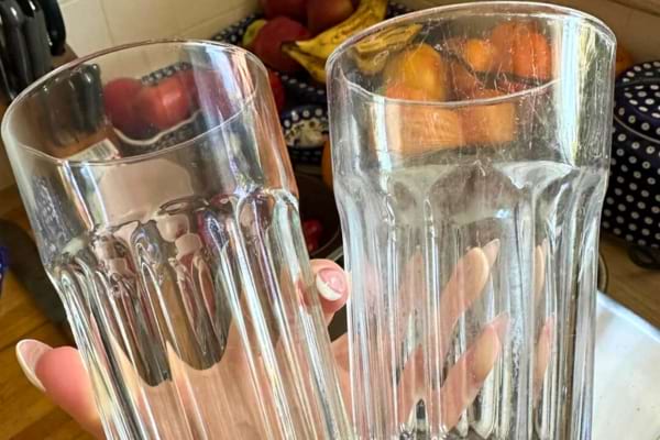 Des verres IKEA avec un voile blanc dessus