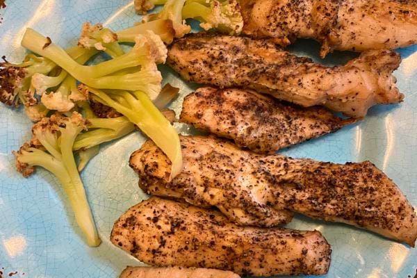 Aiguillettes de poulet grillées servies avec des légumes vapeur.