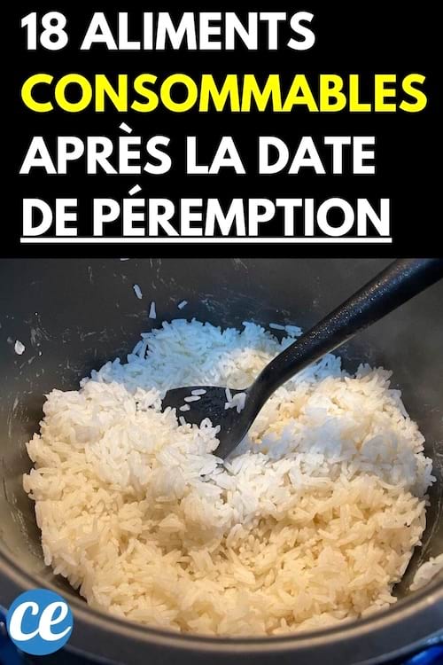 Du riz cuit dans un cuiseur avec une cuillère noire à l'intérieur 