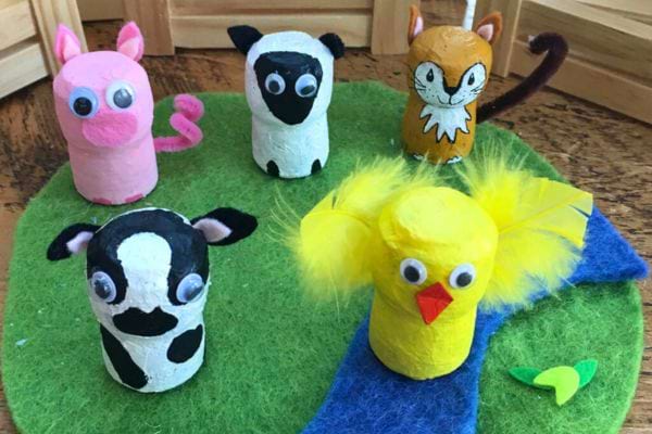 Animaux en bouchons sur gazon.