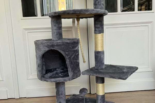 Arbre à chat gris avec divers niveaux et une corde.