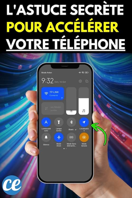 Personne qui tient un téléphone sur un fond virtuel