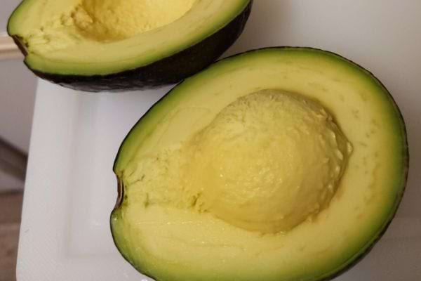 Avocat parfaitement mûr avec noyau.