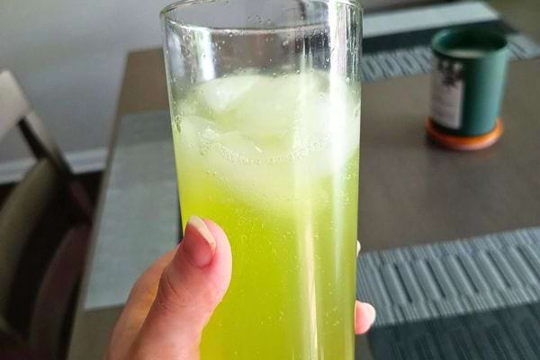 Une boisson citronnée avec des glaçons.