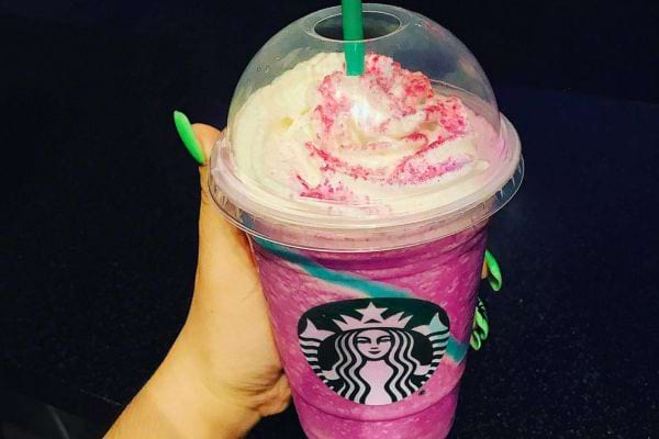 Boisson frappée rose chez Starbucks.