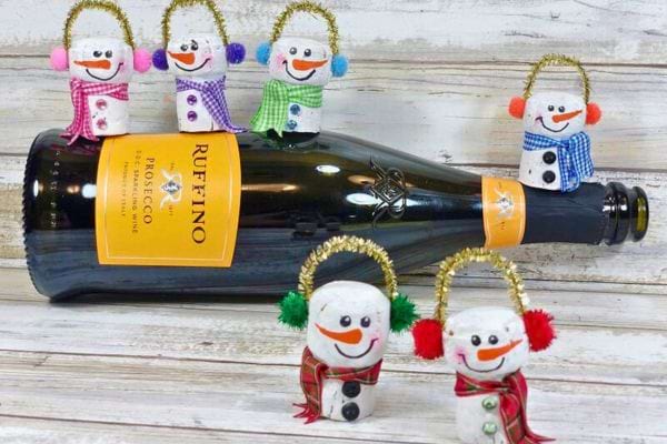 Bonhommes de neige en bouchons.