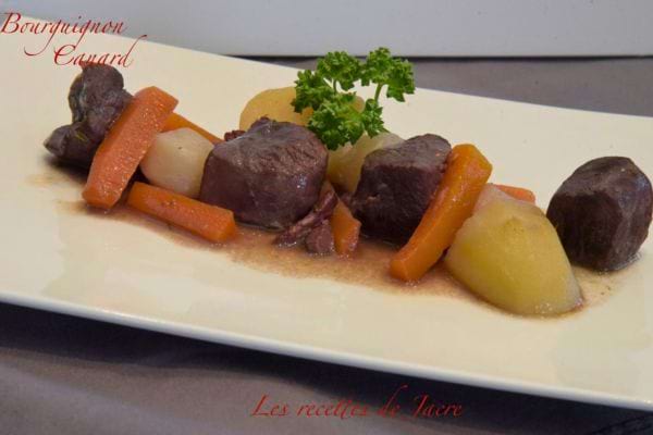 Bœuf bourguignon garni de carottes et pommes de terre.