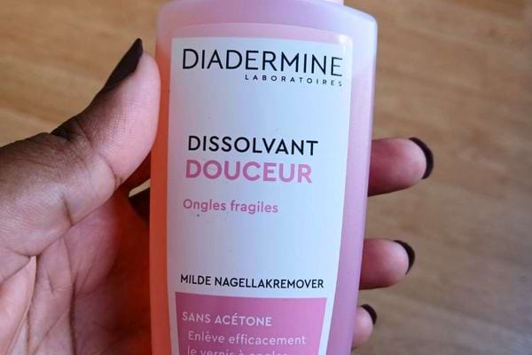 Bouteille de dissolvant sans acétone pour ongles fragiles.