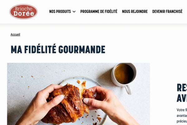 Brioche Dorée avec croissant et café.