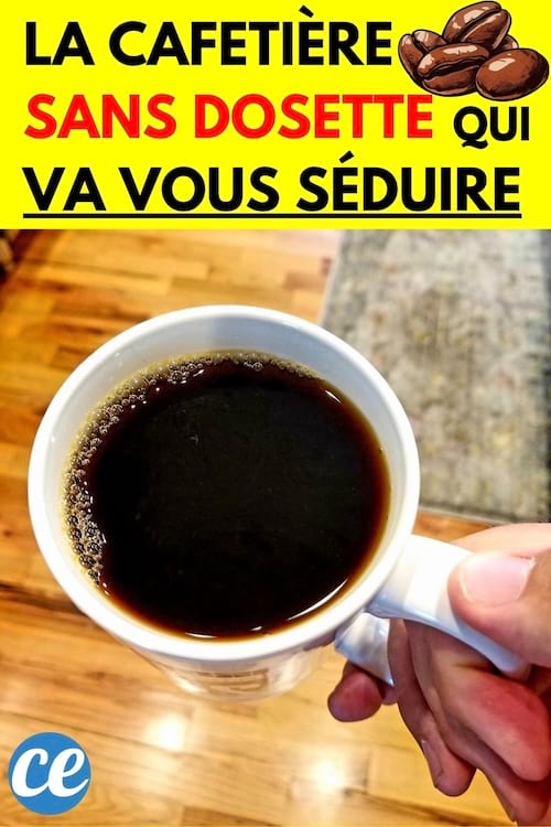 Une personne tenant du café dans une tasse blanche