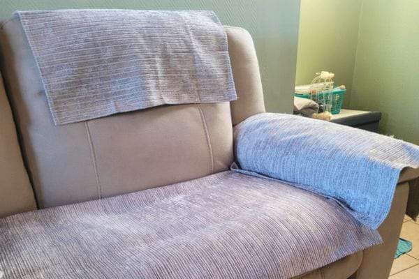 Canapé protégé par des couvertures contre les griffes.