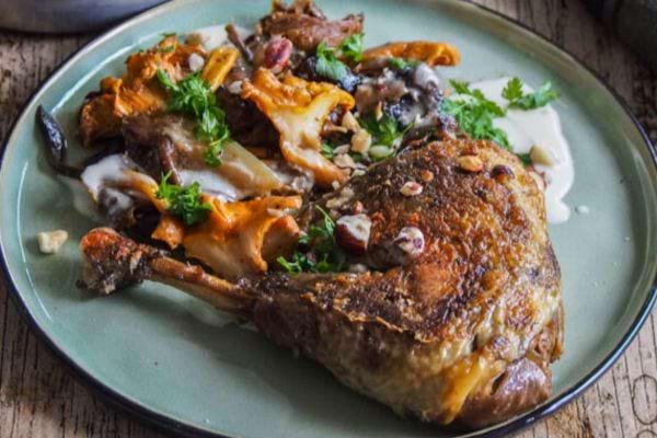 Cuisse de canard aux champignons et sauce crème.