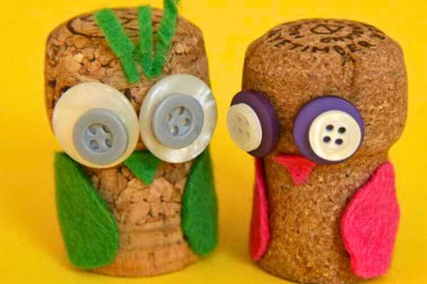 Chouettes avec boutons en bouchon.