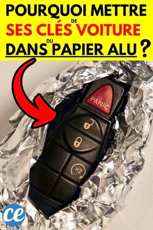 Une clé de voture noire dans du papier aluminium