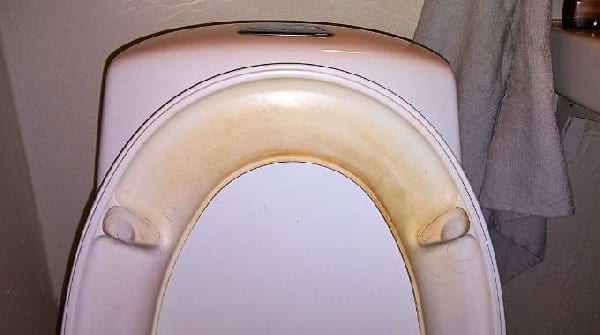 Comment Enlever Les Traces Jaunes de la Lunette des Toilettes