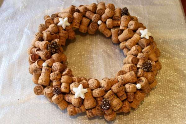 Couronne décorative en bouchons.