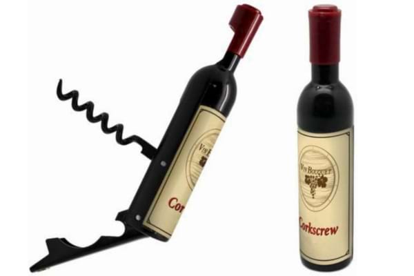 Un décapsuleur en forme de mini bouteille