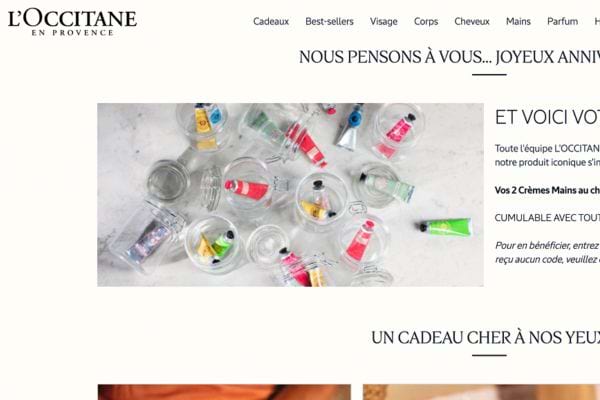 Produits L'Occitane dispersés sur table.