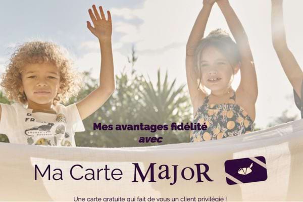 Enfants souriants avec serviette Major.