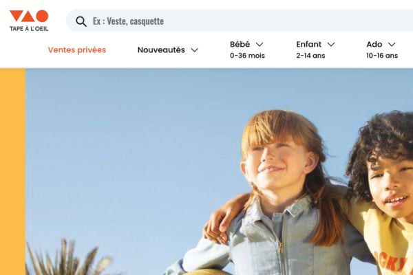 Enfants heureux en extérieur, Tape à l'œil.