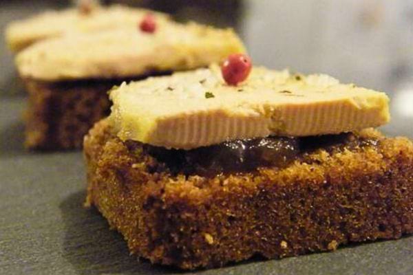 Toast au foie gras sur pain croustillant avec gelée de figue.