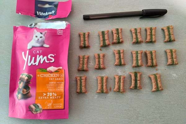 Friandises pour chat alignées à côté de leur emballage.