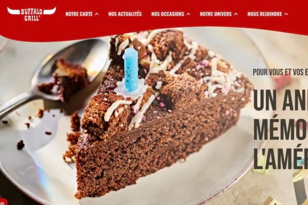 Part de gâteau au chocolat avec bougie chez Buffalo Grill.