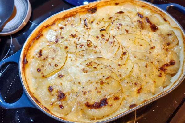 Un gratin dauphinois crémeux aux pommes de terre.
