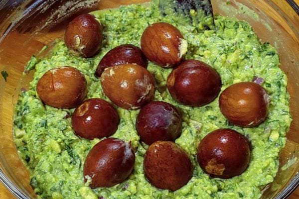 Guacamole avec plusieurs noyaux entiers.