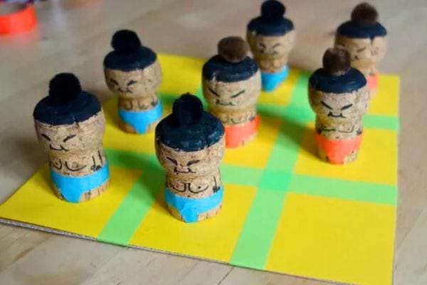 Jeu de dames en bouchons.