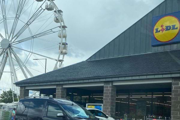 Lidl avec grande roue en arrière-plan.