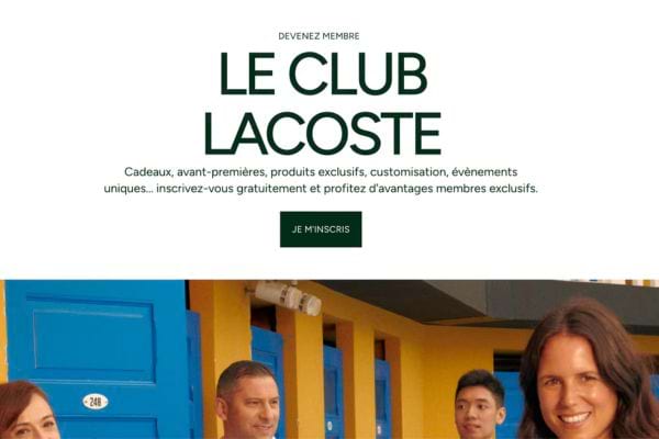 Membres devant porte bleue, club Lacoste.