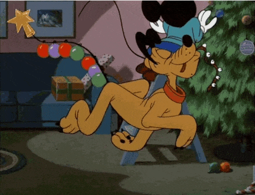 Gif mickey avec pluto qui mets des décorations sur le sapin de Noel