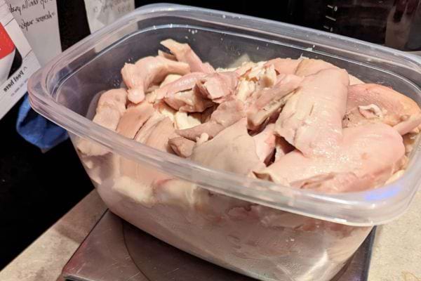 Morceaux de poulet cuits dans une boîte en plastique.