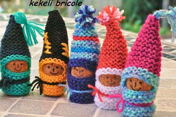 Nains avec bonnets en bouchon.