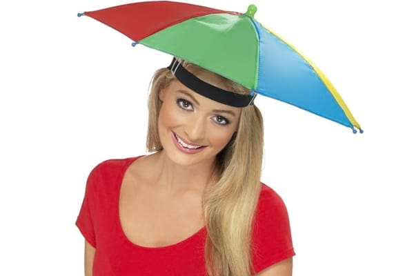 Un parapluie qui tient sur la tête pour la pluie