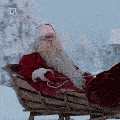 Un père Noel assis sur un traineau tiré par un renne