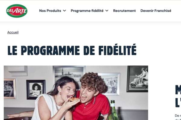 Couple mangeant pizza chez Del Arte.