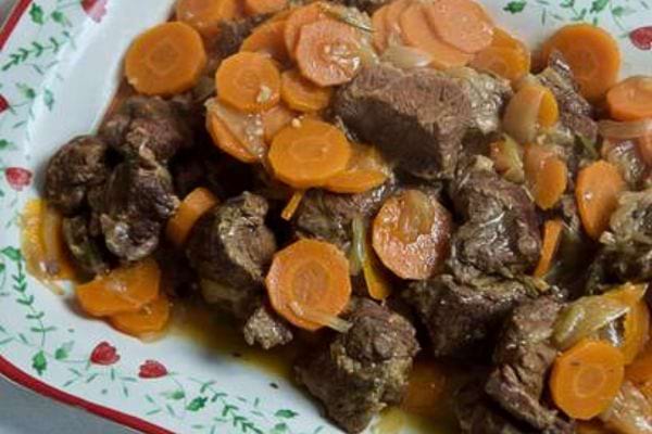 Viande de bœuf aux carottes et oignons.