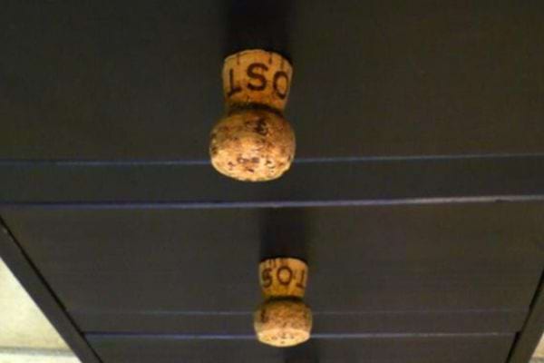 Poignées de meuble en bouchons.