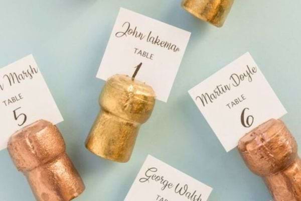 Marque-places en bouchons dorés.