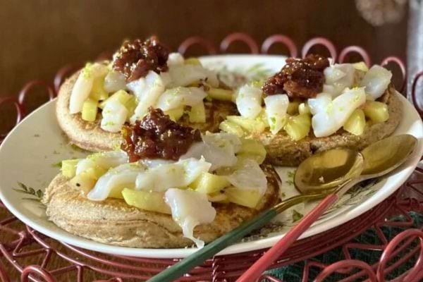 Toasts de poulet et ananas caramélisé sur pain complet.