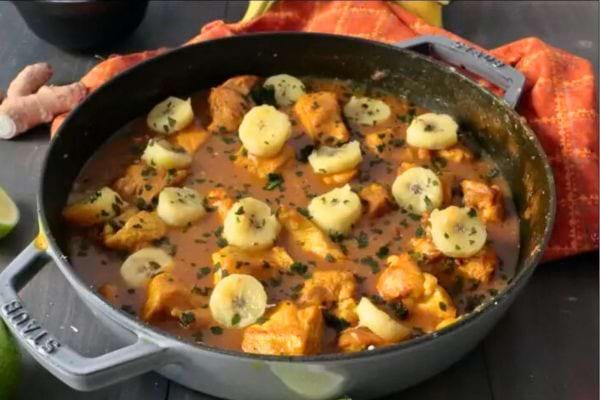 Poulet aux morceaux de banane en sauce rouge.